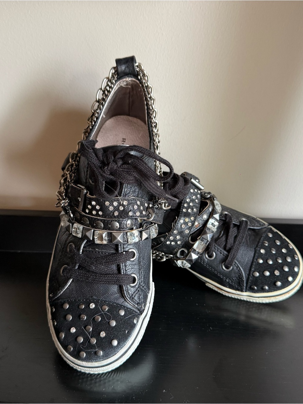 Rock & Candy by Zigi Studded Chain Leather Sneakers Women’s Size 7